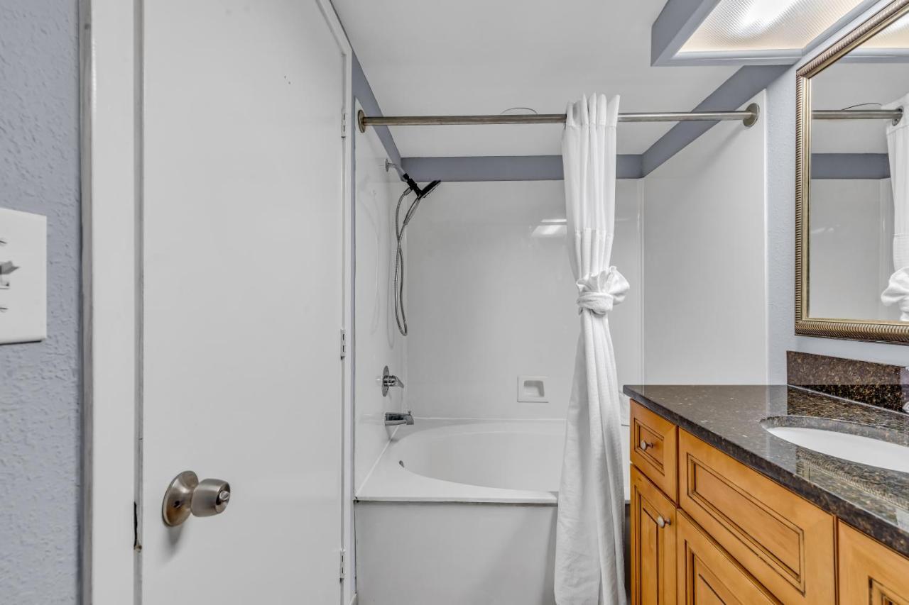 Beach-Side Condo W Pools 미를 비치 외부 사진